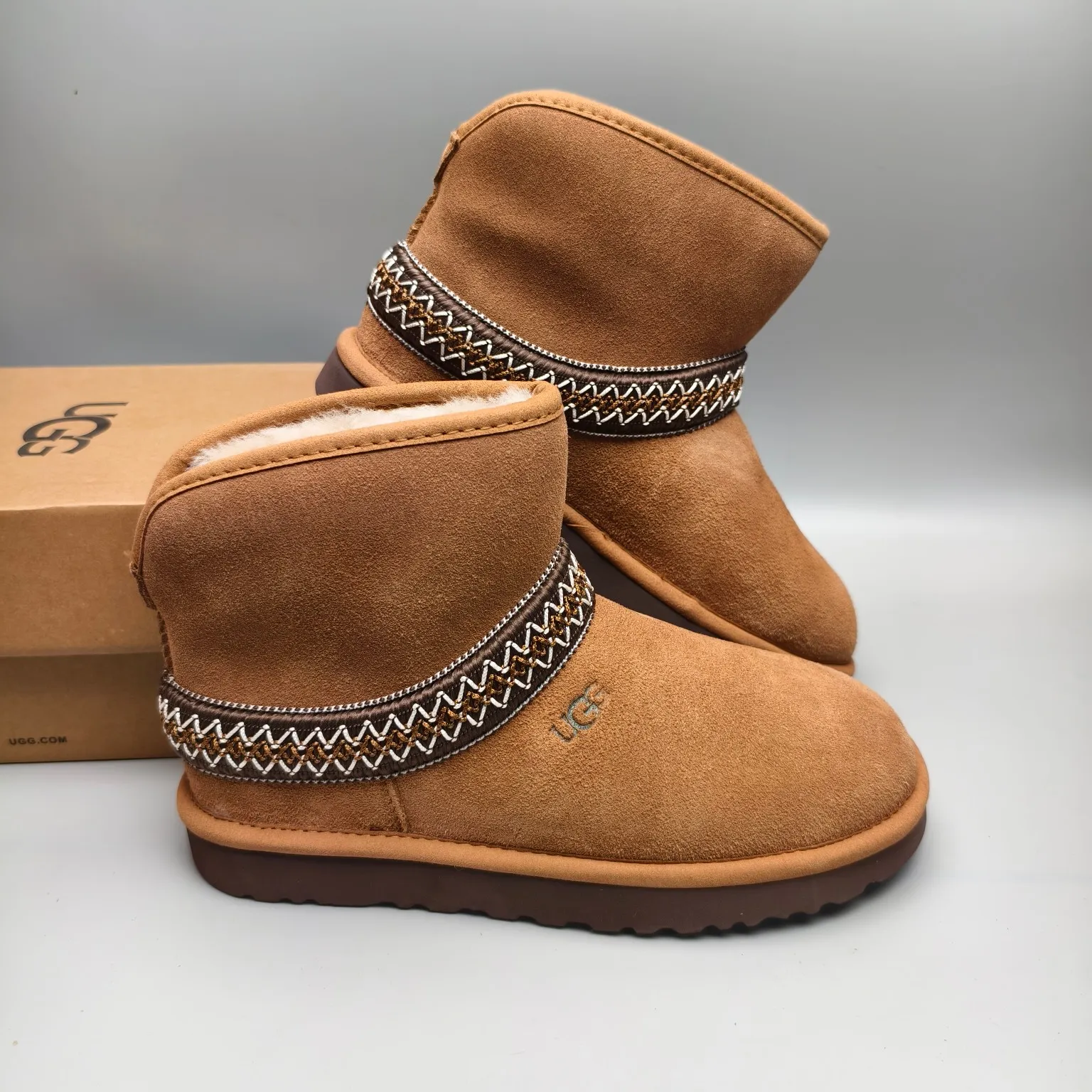 💰560 UGG sheepskin all-in-one snow boots 8262 ethnic style mid-calf boots Color: Maroon Black Size: 35-40